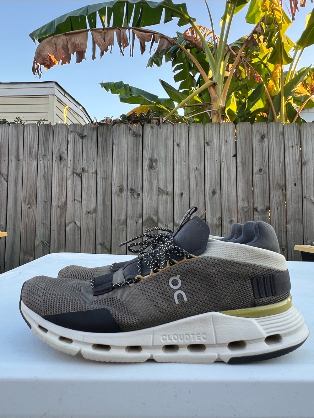 Men’s On Running Cloudtec Athletic Shoes in Gray and White size 10